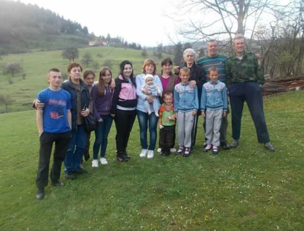 СЛОГА НА ПЛАНИНСКОМ ИМАЊУ: Деветочлана породица лепо живи од рада и богатства природе 